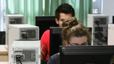 Estudiantes trabajando en ordinadores